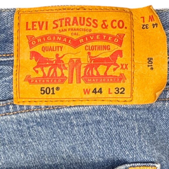 Levis 501 Button Fly Jeans Mens W44 L32 Blue Denim Straight Leg Classic Med Wash - Picture 14 of 16